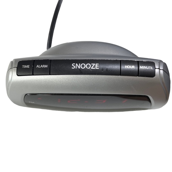 Sharp SPC085 Small Digital Alarm Clock With 9v Battery Backup and Snooze Button - Picture 3 of 6
